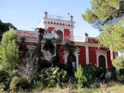Altri splendidi edifici abbandonati sono la bella Villa Elena, situata sempre su via Bitritto, tra la sede della Peroni e Santa Fara. Si contraddistingue per una facciata tripartita da paraste e al centro grandi archi architravati, tutti elementi bianchi che ben si abbinano con le sue pareti rosse